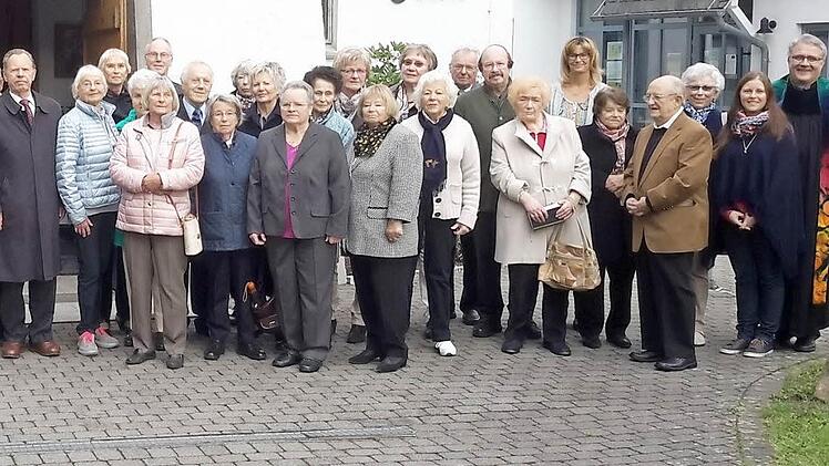 Zahlreiche ältere Christen unterschiedliche Jahrgänge feierten in der Bad Brückenauer Friedenskirche ihre Jubelkonfirmation. Pfarrer Gerd Kirchner (rechts) zog in seiner Predigt mit Blick auf die Erntedankzeit etliche Parallelen zwischen Mensch und Natur.  Foto: Rolf Pralle