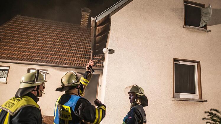 Mit vereinten Kräften gelang es den Feuerwehren Lanzendorf, Himmelkron und Gefrees das Haus in der Lindenstraße zu retten.  Foto: Alexander Muck