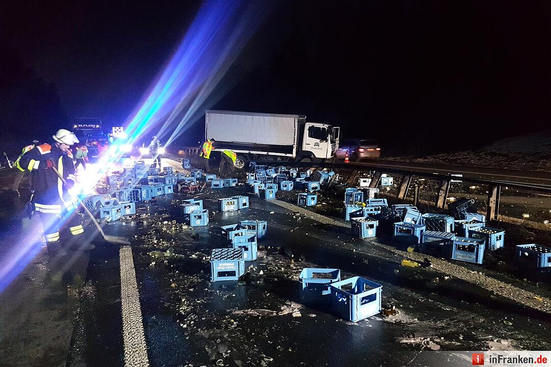 Bierkästen sorgen für Stau: Lastwagen durchbricht auf A73 Mittelschutzleitplanke