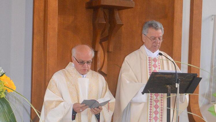 Festprediger Dr. Dr. Anton Schilhan (links) und Pfarrer Dominik Kesina. Arthur Stollberger
