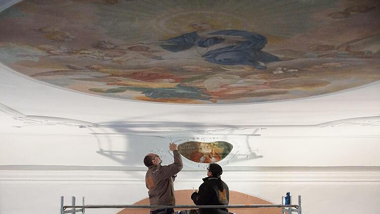 Die Restauratoren Siegfried und Birgit Scheder arbeiten an der Kirchendecke.  Foto: Arkadius Guzy