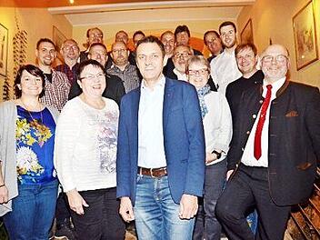 Die Gemeinderatskandidaten der SPD Weißenbrunn. Mit im Bild Bürgermeister Egon Herrmann (rechts), der nicht mehr kandidiert, und Bürgermeisterkandidat Jörg Neubauer (vorne Dritter von links)  Foto: Hofmann