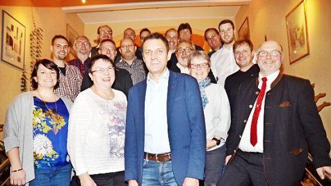 Die Gemeinderatskandidaten der SPD Weißenbrunn. Mit im Bild Bürgermeister Egon Herrmann (rechts), der nicht mehr kandidiert, und Bürgermeisterkandidat Jörg Neubauer (vorne Dritter von links)  Foto: Hofmann