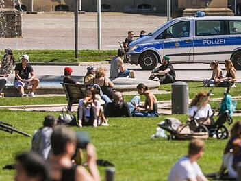 Sind das noch Zweiergruppen oder nicht? Und einige Bürger fragen sich: Muss ich jetzt die Polizei rufen? Hier kontrollierte die Stuttgarter Polizei in der Innenstadt, ob sich die Menschen an die Abstandsregel halten. Foto: Christoph Schmidt/dpa