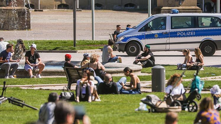 Sind das noch Zweiergruppen oder nicht? Und einige Bürger fragen sich: Muss ich jetzt die Polizei rufen? Hier kontrollierte die Stuttgarter Polizei in der Innenstadt, ob sich die Menschen an die Abstandsregel halten. Foto: Christoph Schmidt/dpa