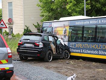 BMW kracht in Linienbus: Autoinsassen m&uuml;ssen von Feuerwehr befreit werden