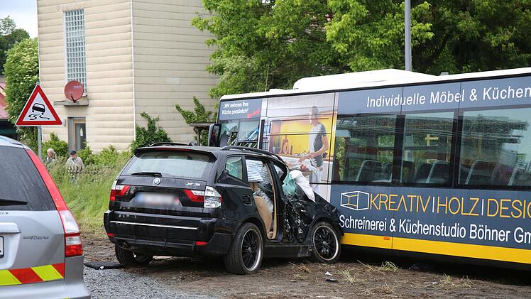 BMW kracht in Linienbus: Autoinsassen m&uuml;ssen von Feuerwehr befreit werden