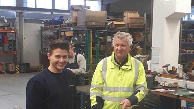 Volker Griebel in der Elektromotorenwerkstatt Omexom Frankenluk  mit dem Bundessieger im Handwerk Mario Mayer