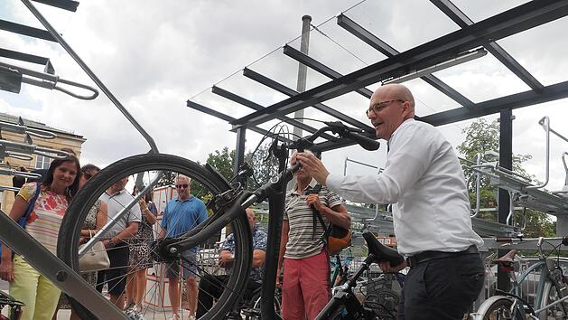 Oberb&uuml;rgermeister  Dirk Vogel  probiert im Beisein einer Delegation des Stadtrats die neue Fahrradparkanlage aus. Foto: Mario Selzer
