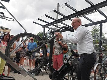 Oberbürgermeister  Dirk Vogel  probiert im Beisein einer Delegation des Stadtrats die neue Fahrradparkanlage aus. Foto: Mario Selzer
