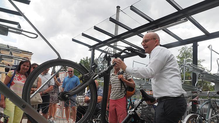 Oberbürgermeister  Dirk Vogel  probiert im Beisein einer Delegation des Stadtrats die neue Fahrradparkanlage aus. Foto: Mario Selzer