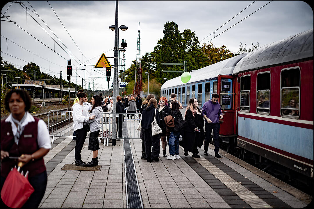 Hard Techno und Trance in drei verschiedenen Party-Waggons!