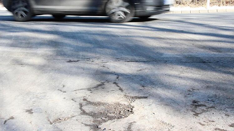Alle Jahre wieder kommen nach Eis und Schnee die Schäden an den Straßen zum Vorschein. Foto: Thomas Heuchling