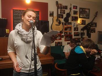 Susanne Rudloff auf der Slam-Bühne im Forchheimer Chillies. Fotos: Michael Gründel