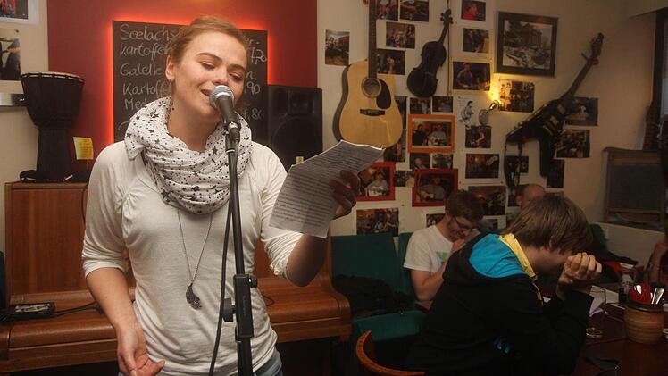 Susanne Rudloff auf der Slam-Bühne im Forchheimer Chillies. Fotos: Michael Gründel