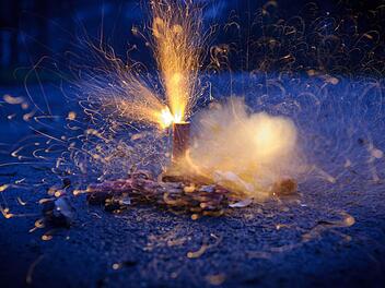 Raketen und Silvesterknallern haben vor Silvester auch die Bedenkenträger auf den Plan gerufen. Foto: Tobias Kleinschmidt/dpa