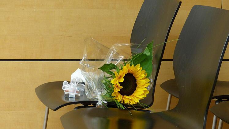 Keine Blumen zum Geburtstag: Karl Heinz Laudenbach durfte sich über das Gebinde freuen, in seine Zelle mitnehmen durfte er es aber nicht. Foto: Edgar Bartl