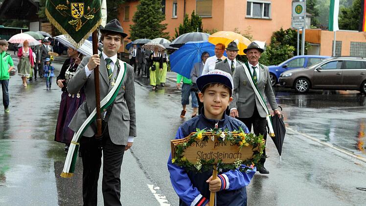 Am Festumzug in Wallenfels nahmen auch auswärtige Schützenvereine teil. Foto: Michael Wunder