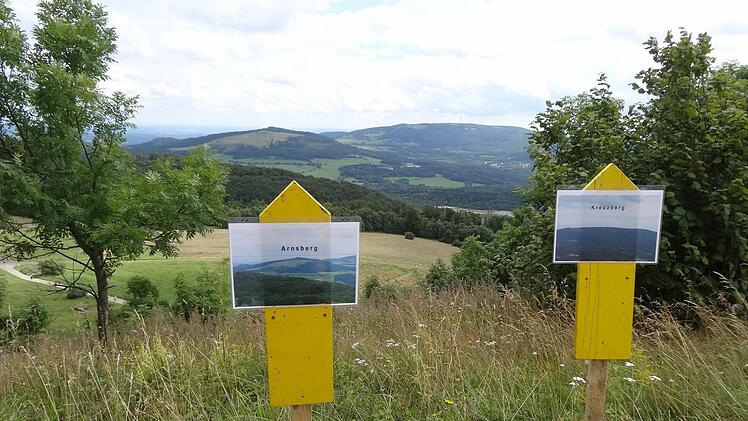 Um welchen Berg es sich jeweils handelt, hatten Bundeswehrsoldaten vorab für die Wanderer markiert. Foto: Marion Eckert