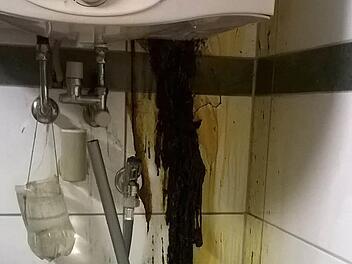 Durch den Schmorbrand im Boiler trat der Dämmstoff aus und lief an den Fliesen des Bads herunter. Auch eine größere Menge Wasser trat aus.  Foto: Friedwald Schedel