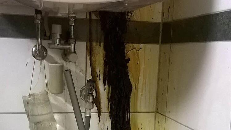 Durch den Schmorbrand im Boiler trat der Dämmstoff aus und lief an den Fliesen des Bads herunter. Auch eine größere Menge Wasser trat aus.  Foto: Friedwald Schedel