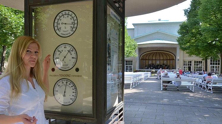 Das Thermometer zeigt gnadenlos die Temperatur an, aber es spendet Christina Schatten. Foto: Peter Rauch