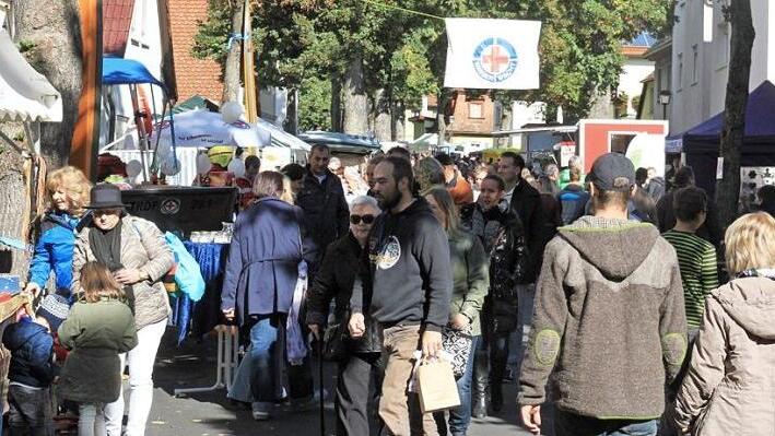 Hohe Anziehungskraft: Der Strullendorfer Herbst- und Bauernmarkt wird auch heuer wieder Tausende von Besuchern in die Lindenallee locken.  Foto: Bertram Wagner
