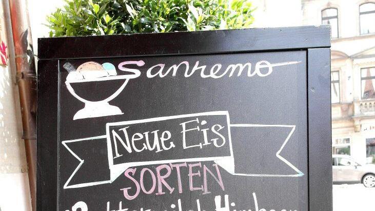 Mit einem großen Schild macht Kulmbachs älteste Eisdiele auf ihre neuen Sorten aufmerksam.