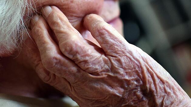 Im unterfränkischen Würzburg ist eine Seniorin beinahe auf eine fiese Betrugsmasche Krimineller hereingefallen. Eine Freundin bewahrte sie davor, viel Geld zu verlieren. Nun warnt die Polizei Unterfranken vor den Betrügern.  Symbolbild: Britta Pedersen / dpa