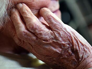 Im unterfränkischen Würzburg ist eine Seniorin beinahe auf eine fiese Betrugsmasche Krimineller hereingefallen. Eine Freundin bewahrte sie davor, viel Geld zu verlieren. Nun warnt die Polizei Unterfranken vor den Betrügern.  Symbolbild: Britta Pedersen / dpa