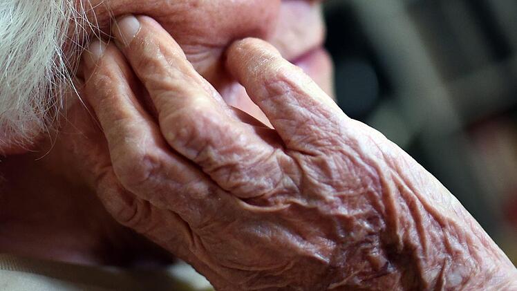 Im unterfränkischen Würzburg ist eine Seniorin beinahe auf eine fiese Betrugsmasche Krimineller hereingefallen. Eine Freundin bewahrte sie davor, viel Geld zu verlieren. Nun warnt die Polizei Unterfranken vor den Betrügern.  Symbolbild: Britta Pedersen / dpa