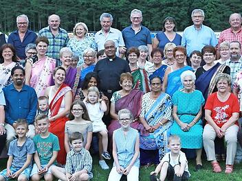 Viele sind engagiert. Im Zentrum Generalvikar und Geburtstagskind Baptist Menezes  Foto: Franz Galster