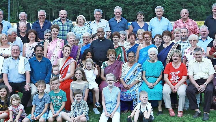 Viele sind engagiert. Im Zentrum Generalvikar und Geburtstagskind Baptist Menezes  Foto: Franz Galster