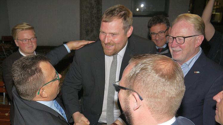 Stürmischer Empfang für Wahlsieger Martin  Mittag.Foto: Berthold Köhler
