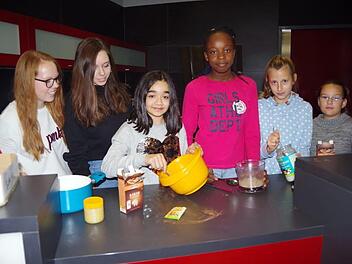 Die Sechstkl&auml;sslerinnen (ab Dritte von links) Nisa, Macy, Leonie und Sarah stellten - unter Anleitung der Seminaristinnen (von links) Sophia und Franziska - selbstgemachte Haselnusscreme her.Heike Sch&uuml;lein