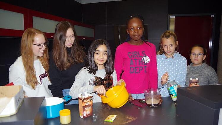 Die Sechstkl&auml;sslerinnen (ab Dritte von links) Nisa, Macy, Leonie und Sarah stellten - unter Anleitung der Seminaristinnen (von links) Sophia und Franziska - selbstgemachte Haselnusscreme her.Heike Sch&uuml;lein
