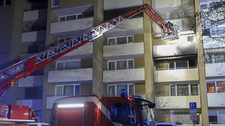 In einem Mehrfamilienhaus im Hummelsteiner Weg in Nürnberg brach am Mittwochabend ein Feuer aus. Foto: News5/Friedrich