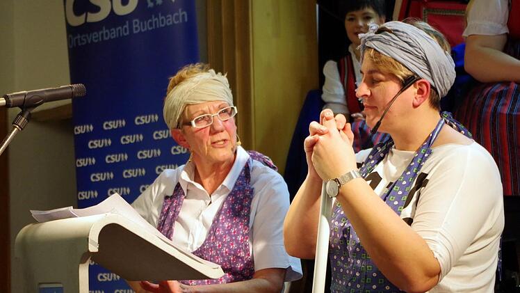 Die Rathaus-Putzfrauen Renate Fröba und Sandra Löffler glänzten mit Insider-Wissen aus der Gemeinde. Heike Schülein