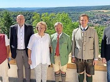 Bei der Gratulation (v. l.): Dritter Bürgermeister Bernd Büttner, Geschäftsleiter Rüdiger Schmidt, Monika Schenk Gräfin von Stauffenberg, Christoph Schenk Graf von Stauffenberg, Philipp Schenk Graf von Stauffenberg und Bürgermeister Stefan Reichold  Foto: Markt Heiligenstadt