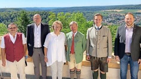 Bei der Gratulation (v. l.): Dritter Bürgermeister Bernd Büttner, Geschäftsleiter Rüdiger Schmidt, Monika Schenk Gräfin von Stauffenberg, Christoph Schenk Graf von Stauffenberg, Philipp Schenk Graf von Stauffenberg und Bürgermeister Stefan Reichold  Foto: Markt Heiligenstadt
