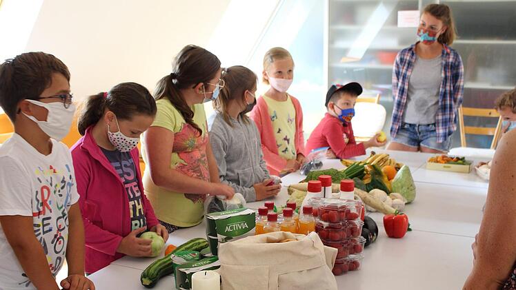 Die Kindergruppe trifft sich, um  gemeinsam mit den Foodsavern  aus "alten" Lebensmitteln ein Menü mit Hauptgericht, Salaten und Nachtisch vorzubereiten. Foto: Julia Raab