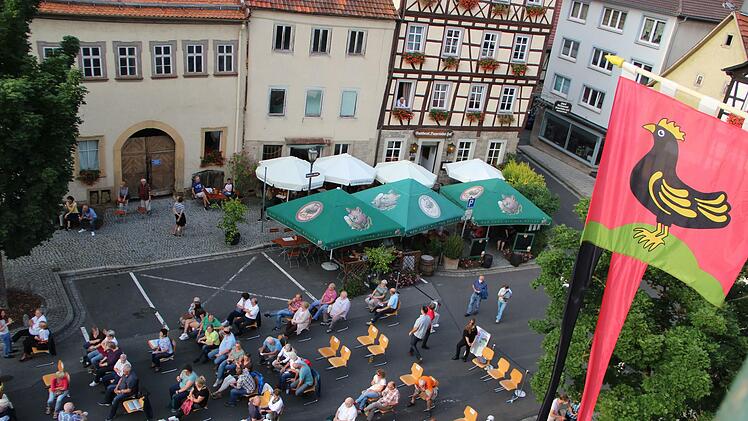 Beim Blick aus dem Rathausfenster vor Konzertbeginn wird deutlich, wie mit Abstand bestuhlt war. Foto: Heike Beudert