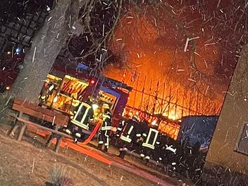 Scheune im Kreis Ansbach in Vollbrand: Feuerwehr muss Gebäude kurzerhand einreißen