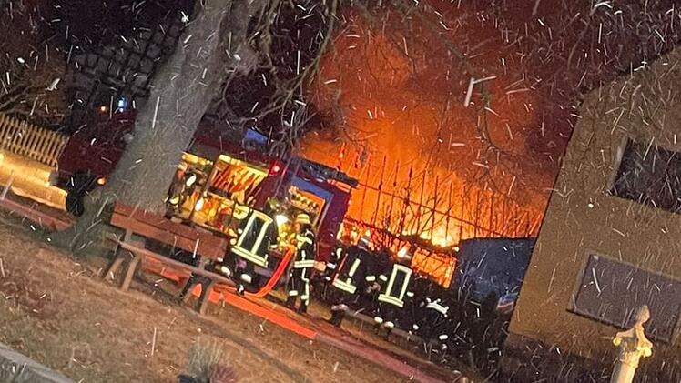 Scheune im Kreis Ansbach in Vollbrand: Feuerwehr muss Gebäude kurzerhand einreißen