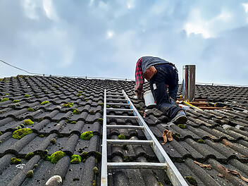 Durchs Dach gebrochen: 20-Jähriger stürzt im Kreis Ansbach in die Tiefe