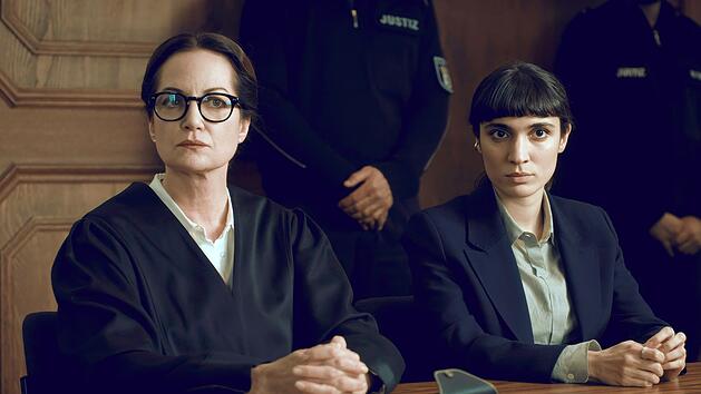 Anw&auml;ltin Annabelle Martinelli (Natalia W&ouml;rner, links) ahnt, dass ihre Mandantin Layla (Maral Keshavarz) nicht ganz mit offenen Karten spielt.