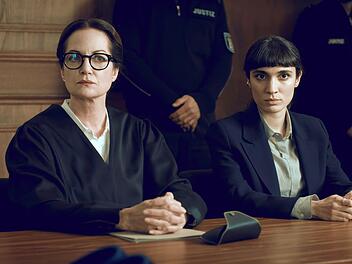 Anw&auml;ltin Annabelle Martinelli (Natalia W&ouml;rner, links) ahnt, dass ihre Mandantin Layla (Maral Keshavarz) nicht ganz mit offenen Karten spielt.