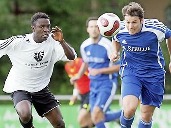 Christian Brandt (rechts) erzielte am Freitagabend das vorentscheidende 2:0 für den VfL Frohnlach. Nach dem Sieg in Seligenporten beträgt der Rückstand auf einen Relegationsplatz noch vier Punkte. Foto: Archiv
