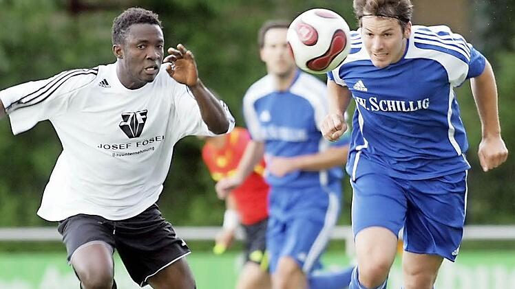 Christian Brandt (rechts) erzielte am Freitagabend das vorentscheidende 2:0 für den VfL Frohnlach. Nach dem Sieg in Seligenporten beträgt der Rückstand auf einen Relegationsplatz noch vier Punkte. Foto: Archiv