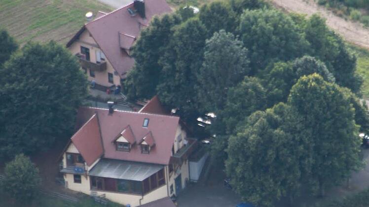Der Engelhardtskeller aus der Luft betrachtet - viele Bäume geben diesem Biergarten sein typisches Flair.